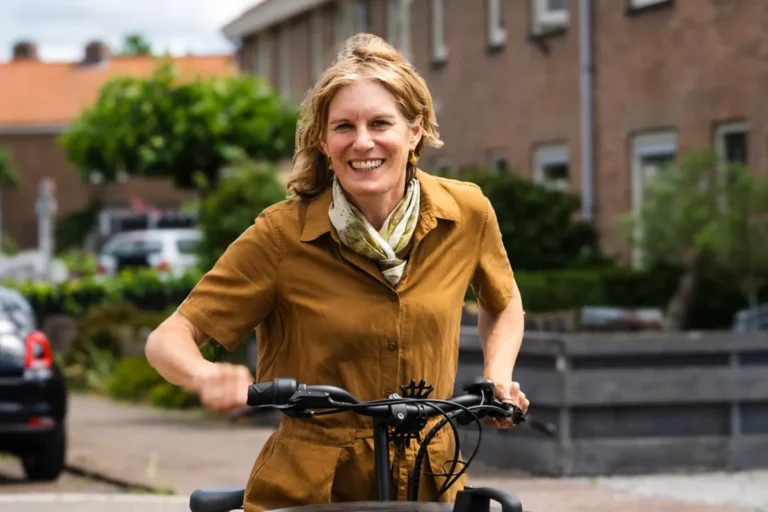 Sara Gerritse met de bakfiets van Energie Coöperatie Duurzame Vecht